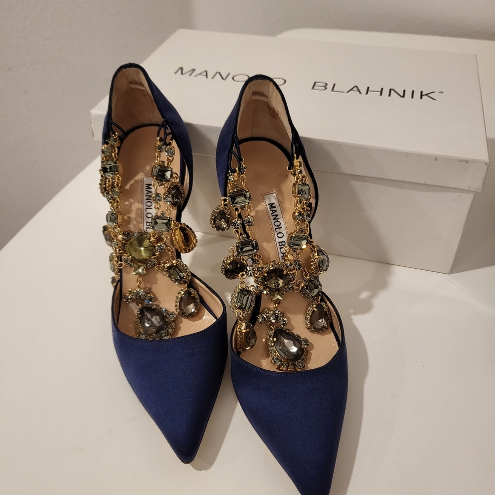 Manolo Blahnik Zullin Jewel-cuff Satin Pumps in Navy 35